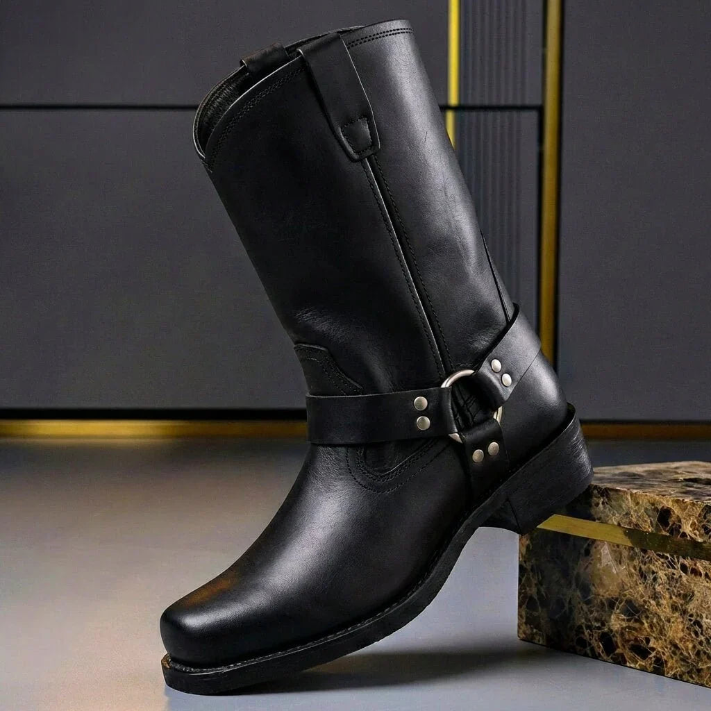 Harness boots med metalring og firkantet snude i sort